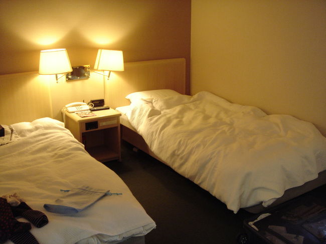 和洋室の6人部屋<br /><br />ベッド2つの部屋と、奥に