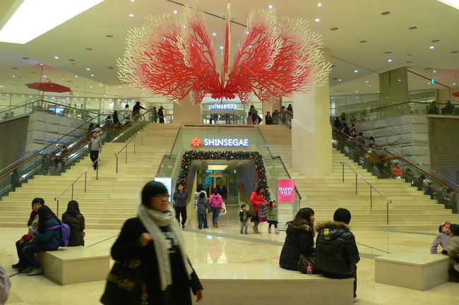 新世界百貨店の入り口。ゴージャス。<br />新世界百貨店の食料品フロアは色々あって面白かったです。おすすめ。<br />あと教保文庫もそこそこ大きめのがありました。