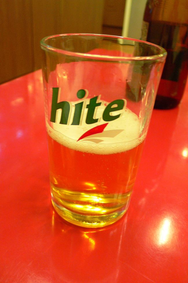 スーパー探索の後は夕飯へ。<br />西面にある「モクトン」でカンジャンケジャンを食べます。<br />http://www.pusannavi.com/food/2569/article/<br />プサンナビで地図を出していったのですが、迷う迷う。<br />みなさん普通に来ていたのにうちらはものすごい迷いました。<br />警察に聞いても分からないし、直ぐ近くにいるのに最終手段でタクシーに乗ったら、同じ所に着くし（笑）<br />でもその運転手さんはすごく親切で、<br />最初に尋ねた若い警官じゃなくベテランの人をひっぱり出してくれて、<br />その人に「モクトン」と聞いたら「あー!!」とすぐに教えてくれました（笑）ありがとう　涙<br />今見てみたら11/26日付で地図と行き方が訂正されたようです。<br />直前じゃないの。なんで今ある行き方で行けば迷わないはず。<br />