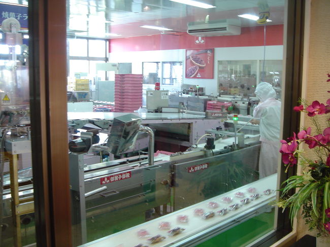 お菓子を製造しているところを<br />ガラス越しから眺めることができます<br /><br /><br />また,こちらは試食もできます☆<br /><br />