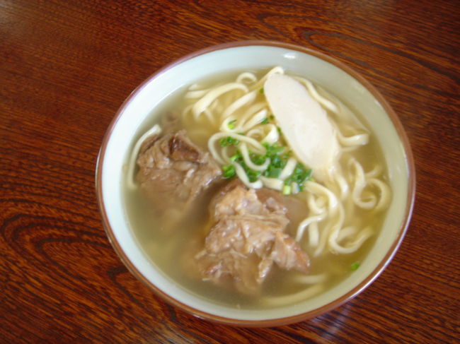 国道58号線沿いの沖縄そば屋さんで昼食<br /><br />沖縄そばおいしい♪