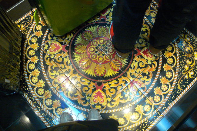 いい気分で帰宅。<br />東横インのエレベーターの床は何故かゴージャス。