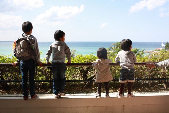 チェックインロビーは開放的なつくりで<br /><br />海が見渡せるテラスへとつながっています