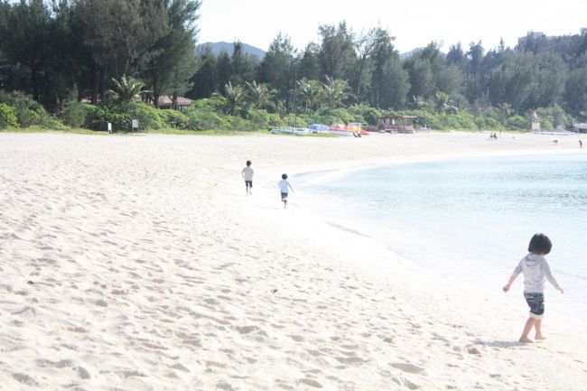 プライベートビーチではしゃぐ子供たち<br /><br />11月末でしたが、足だけ海に入っていました<br /><br />また日中は半袖でも過ごせる陽気☆