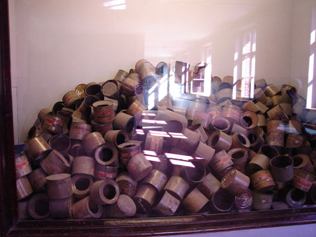 第4ブロック内：チクロンBの空き缶の山<br /><br />第2焼却炉・ガス室の模型を見ると、地下の脱衣室に入る人々が見えます。シャワーを浴びさせるとSS隊員に騙されていたため、みな落ち着いています。洋服を脱がされ、シャワー室に見せかけた地下の部屋まで歩かされました。天井には水が出たことがないシャワーが取り付けてありました。210平方メートルの部屋に、約2000人が押し込まれました。そして、扉を閉じてから、、天井の穴からSSの衛生兵がその中へチクロンBを投入した。中に入っていた人間は15分から20分の間に窒息して死んだ。その後死体から金歯が抜かれ、髪の毛が切られ、指輪とピアスが取られた。そして死体は1階にあった焼却炉へ、そして死体が多すぎるときには積み上げるために外に運ばれた。