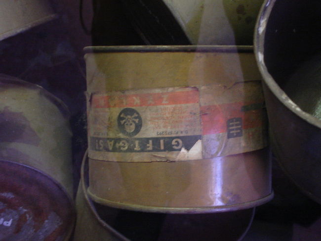 第4ブロック内：チクロンBの空き缶<br /><br />チクロンBという毒薬は、デゲッシュ社が生産し、1941年から1944年の間にそれだけで30万マルクの利益を上げました。<br />アウシュビッツだけで1942年から1943年の間に2万キログラムのチクロンBが使用されました。ヘス元所長の証言によると、約1500人を殺すのに6〜7キログラムの毒ガスが必要でした。解放後、収容所の倉庫には使用されたチクロンBの缶の山が残り、中身の入った缶もあった。陳列戸棚にはチクロンB結晶のほかに、アウシュビッツ収容所からデッサウのデゲッシュ社へ毒ガスを取りに行かせた命令書が何枚も展示されている。