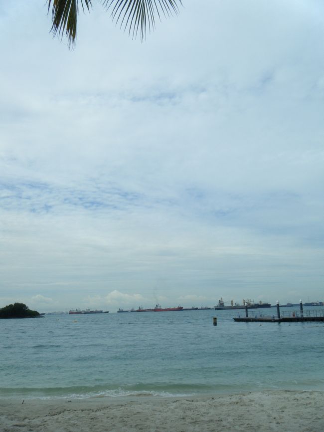 セントーサ島の南の浜。<br />海にはタンカーだけど、泳いだら気持ちよさそうだった。