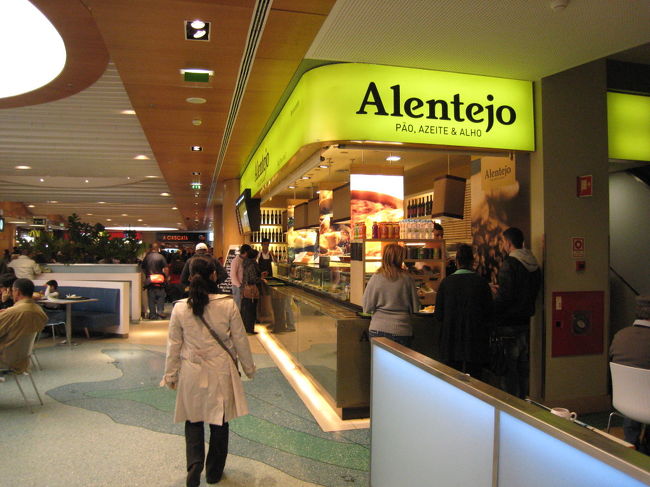 超巨大、ヴァスコ・ダ・ガマ・ショッピングセンターのレストラン街です。セルフサービスレストランがたくさんありました。