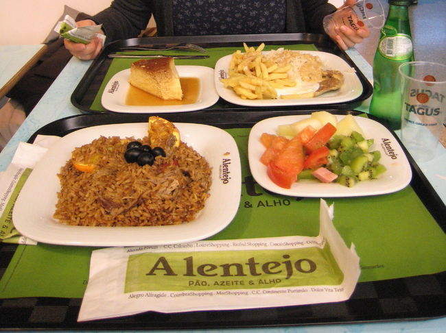 安ーいセルフサービスレストランのご飯。<br />鴨の炊き込みご飯と目玉焼き載せビーフステーキ、プディングと言う、一応伝統的ポルトガル料理ですが、お味は値段相応。