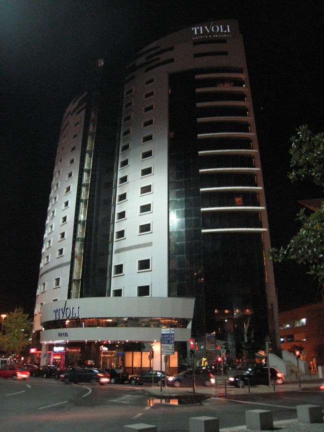 泊まったホテル、Tivoli Orienteです。ヴァスコ・ダ・ガマ・ショッピングセンターの目の前にあります。<br />近代的機能的新築高層ビジネスホテルって感じ。ポルトガル情緒はないけど快適でした。