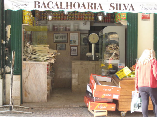 いきなりバカリャウ！ポルトガル名物バカリャウ（干し鱈）屋さんです。<br />ポルトガル料理の本を購入したので、ポルトガル料理を作ろうと思ったのですが、日本じゃ手に入らないんだなあ、これが。<br />