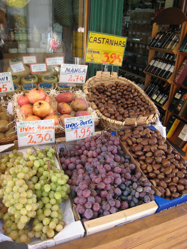 フィゲイラ広場のスーパーの店先です。入り口は狭いが、奥に入ると結構広い。<br /><br />リスボンで泊まったホテルGrande Pensao Residencial Alcobiaはこの近くだったのですが、一本裏通りだったのでうるさくもなく、かつ観光＆食事には大変便利でした。もちろん、リーズナブル。