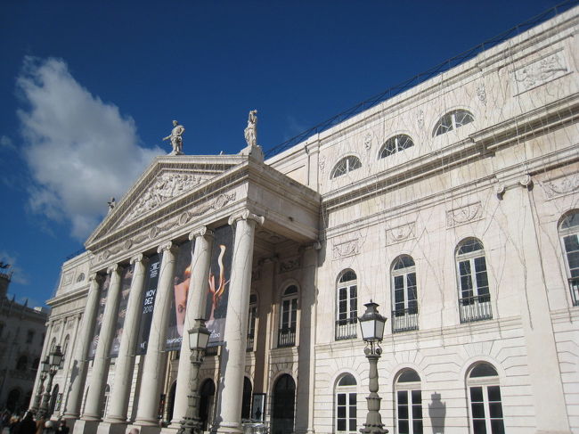 ロシオ広場のドナ・マリア２世劇場。オペラのポスターはあったけど、バレエはやっていなさそうだった。。。