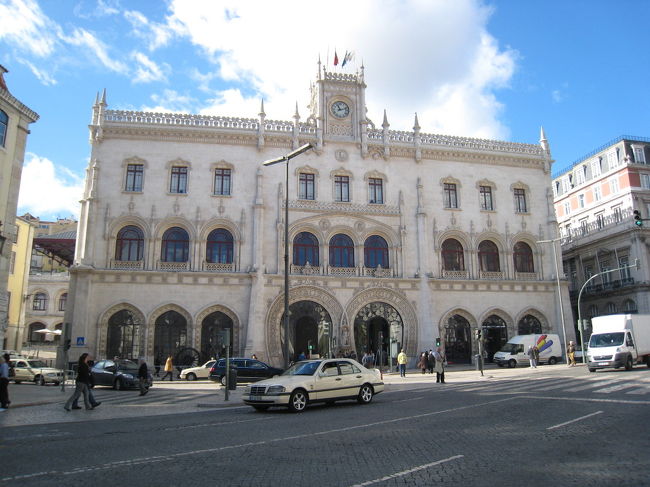 ロシオ駅です。馬蹄形の入り口がとてもきれいなんですが、この写真じゃ小さくてよくわからないかな。