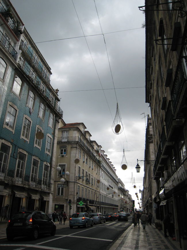 こちらはオウロ通り。オウロ＝金ですよね？金色の飾りがぶら下がっていました。プラタ（＝銀）通りには、同じく銀色の飾りが。クリスマスに向けてデコレーション中。