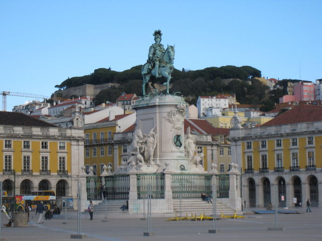 同じくコメルシオ広場からサン・ジョルジェ城の方を望む。