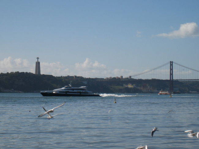 海と見紛うテージョ川。河口なんでほとんど海ですが。