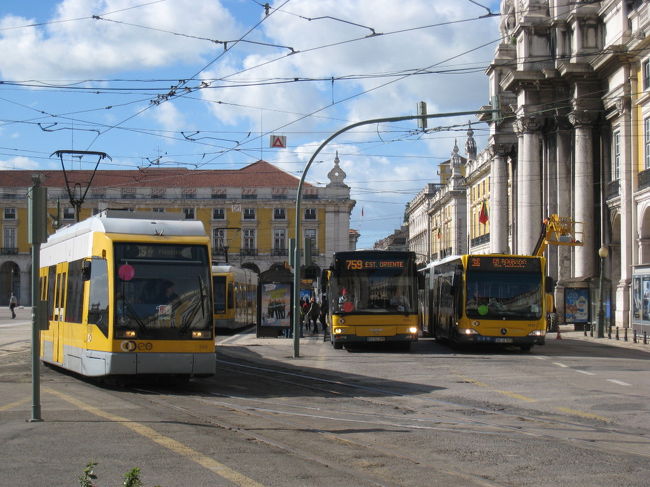 こちらのトラムは新型車両。ポルトガル語では、正しくは、Electrico。