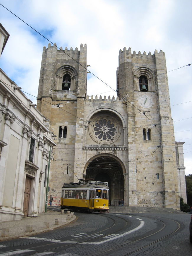 ポルトガル語では "Se" と呼ばれるカテドラル。様式はつぎはぎだそうです。<br /><br />カテドラルの前も坂です。この後、アルファ地区に向かって、ぐんぐん坂が激しくなります。そもそもなんでリスボンにトラムやらケーブルカーやらが多いかというと、高低差の大きい街だからなんです。