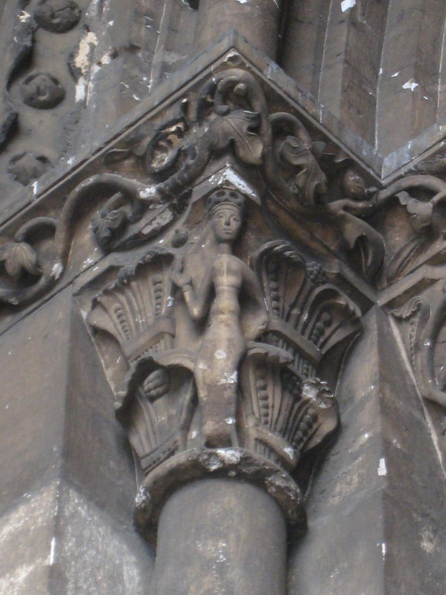 カテドラルの入り口の柱に彫りこまれていた女性像。なんとなく気になって。。。
