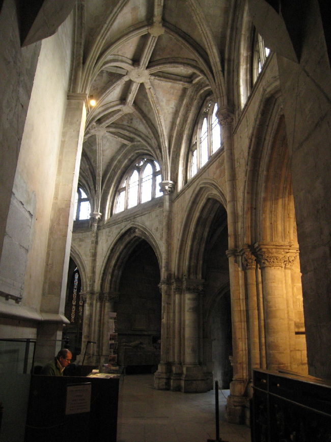 後に付け加えられたゴシック様式の部分。アーチが尖ってる。