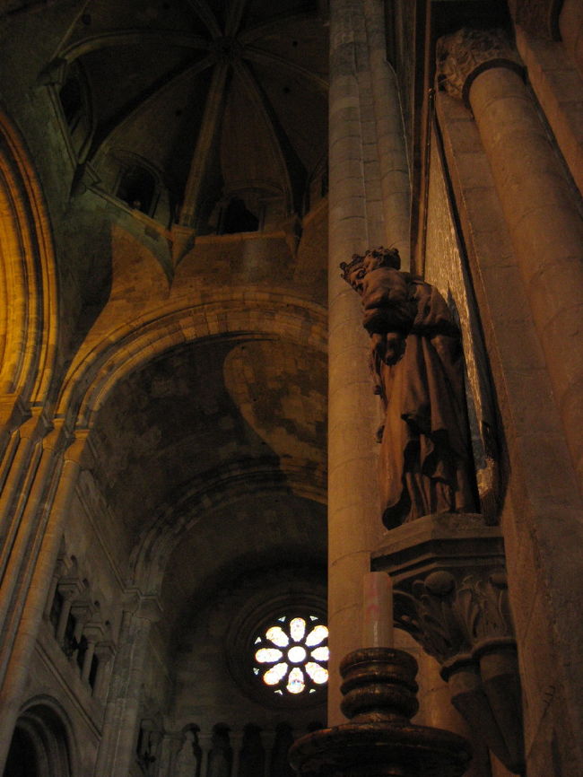 元々のロマネスク様式の部分。アーチが丸い。