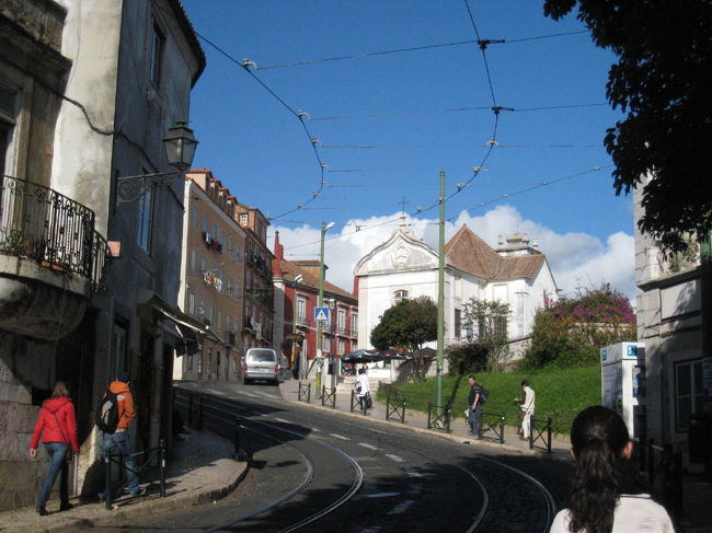 サンタ・ルジア展望台に向かって坂を歩きます。。。