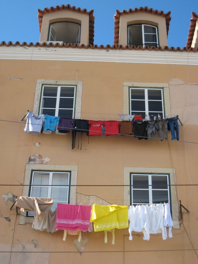アルファマ地区で見たカラフルな洗濯物。<br />こちらには物干し竿はないらしい。皆ロープで吊るしてある。型崩れなんて気にしない。