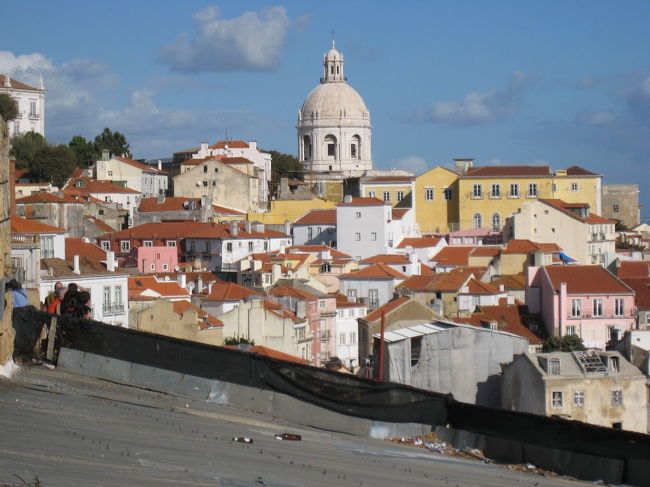 坂のきつさがわかるでしょうか。向こうの建物の名前はわからなかったなあ。