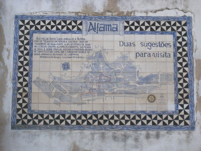 壁に貼られたアズレージョによるアルファマ地区の地図。迷路のような下町です。