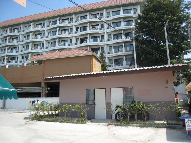 海岸側からホテルを見る。<br />ホテル近辺には韓国　日本　などのレストランもあり、プールも大きく、<br />部屋も広く落ち着けます。