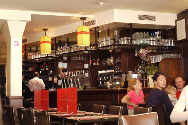 いきつけのオルセー美術館そばのCafeのテラスで昼食です。<br />