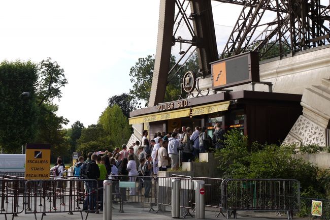 階段（エスカレータ）は上りが一箇所、下りが一箇所あります。エレベータに比べ列は短いです。数分で順番がきます。