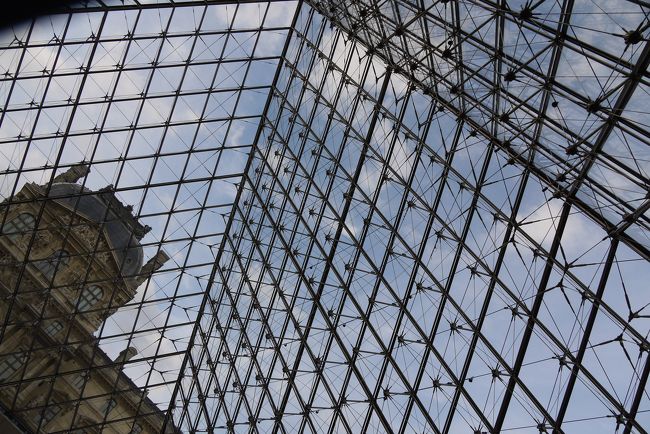 パリの定番、ルーブルを訪問。<br />ピラミッドから入場し、お気に入りにカットで撮影です。