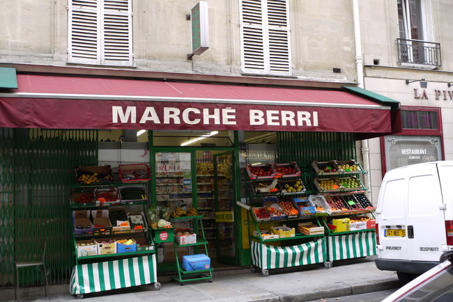 まずは、シャンデリデ通りまで歩いて出かけることに！<br />途中のフルーツショップ　パリの香り！