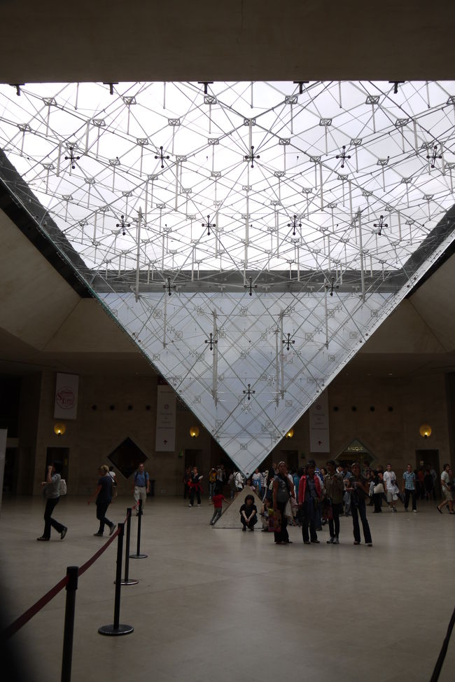 ダビンチ・コードで有名となった。逆ピラミッドも撮影し定番廻りは終了です。