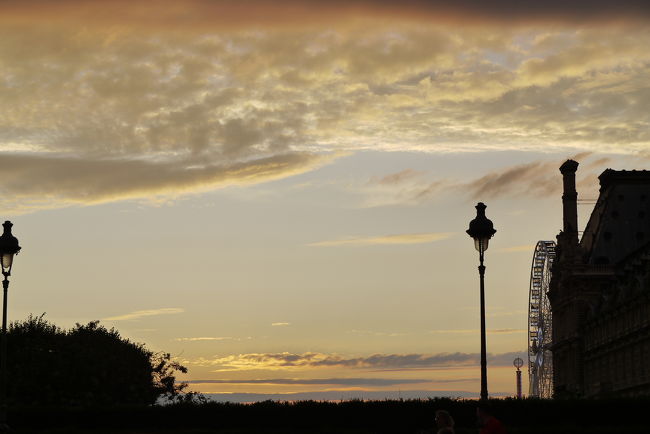 夏の夕焼けをルーブル廻りで記録してみました。<br />その１