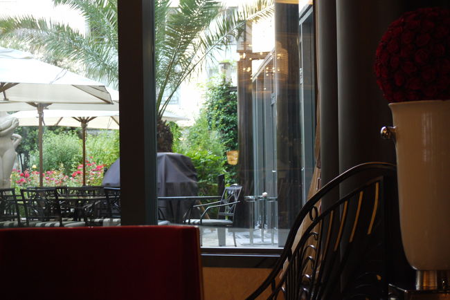 私は、今夜帰国です。奥さんと長女はもう一日です。<br />