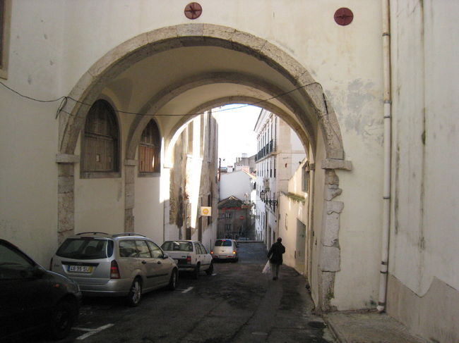 ごちゃごちゃ細いアルファマの路地。