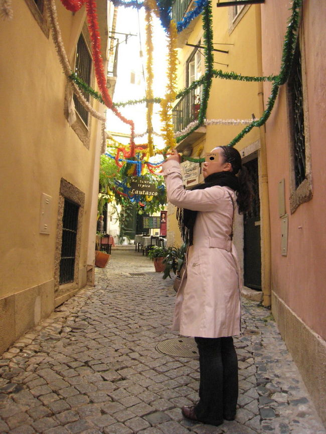 道の奥に見える小さな広場にあるのが、「○球の歩き方」に載っていたレストラン、Lautascoです。ここで遅い昼食をとりました。