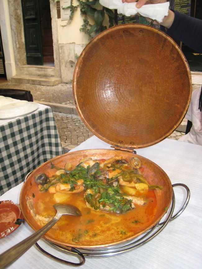 Lautascoのお勧め料理、数種の魚貝のカタプラーナ（蒸し煮）。カタプラーナとは、調理に使う銅製の鍋の名前でもあります。<br /><br />写真は二人前ですが、量が多い！！量が多いのはこの店に限らずで、ポルトガル人はヨーロッパで最も多くカロリーを摂取する国民だとか。。。