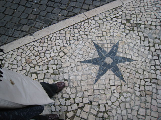 石畳には色々な模様のモザイク。