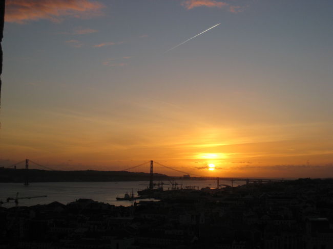 サン・ジョルジェ城から夕焼けを見ました。<br />この後、スーパーで果物と飲み物を買ってホテルに戻り、倒れてしまいました。