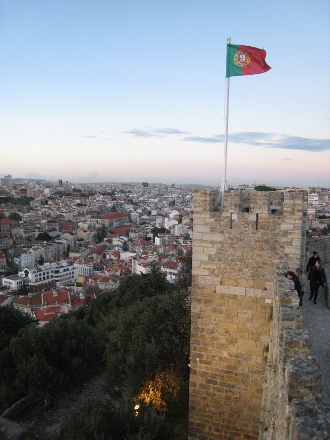 ポルトガル国旗。リスボンの街が一望できるビュースポットです。