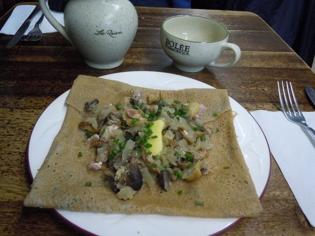 ベーコンときのこのガレットです。<br />このガレット、ウマウマです。