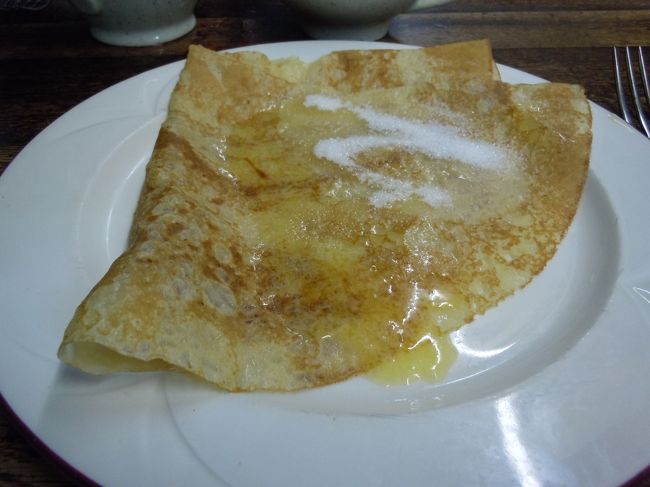 デザートは、バターシュガーのシンプルなクレープです。<br />フランスのおいしいバターに参りました。<br />シードルでいい気分になり、次はホテルへチェックインです