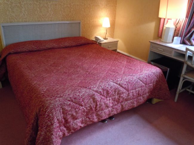 クレープ屋さんから、２，３分のホテル「サンピエール」<br />ピンクを基調としたかわいらしいお部屋です。<br />窓をあけると、すぐそこに人が歩いています。城壁の通路のようです。<br /><br />