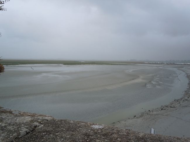 ホテルの廊下から、城壁の通路へのドアがあり出入りできます。<br />雨もあがったので、聖ミカエルに会いに行きましょう。<br />人でごった返す中道をさけ、海を見ながら城壁通路を登ることにしました。