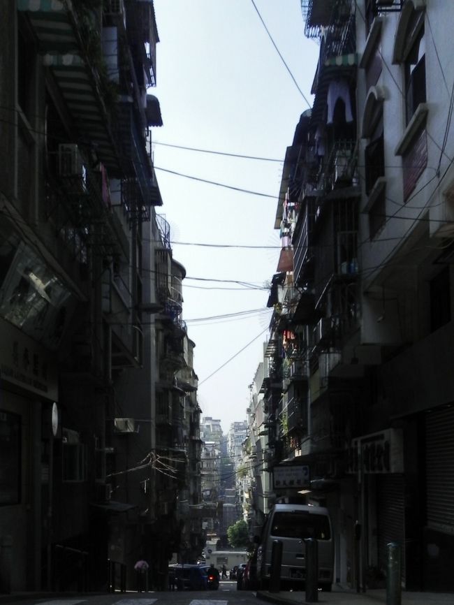 おお！<br /><br />とってもマカオ♪<br /><br />香港とも違ってこの連なりが真直ぐ続く狭い坂道ってけっこう新鮮でした。