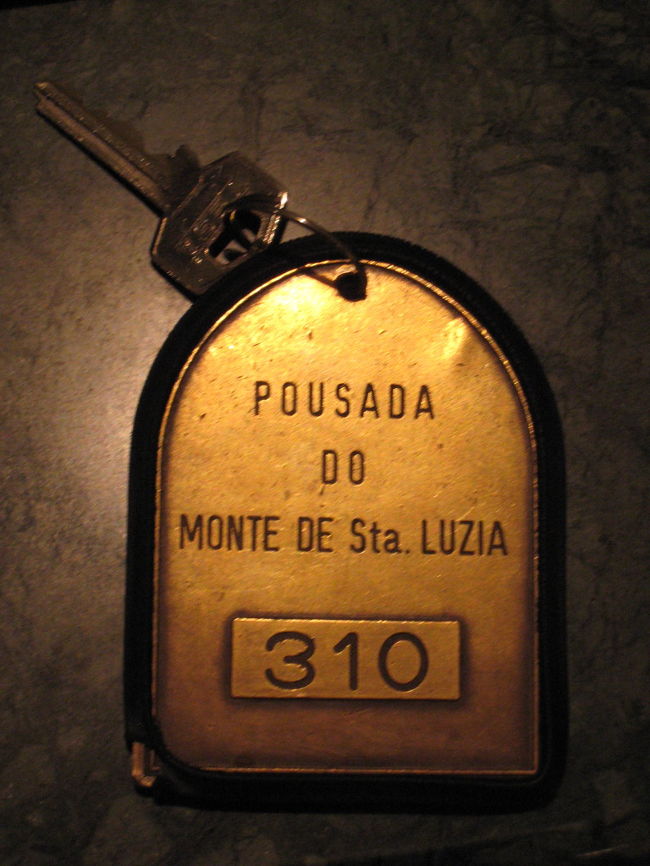 リスボンからポルト経由で延々と移動しヴィアナ・ド・カステロへ、駅からタクシーでサンタ・ルジア山の頂上にあるポウザーダにようやく到着しました。疲れたー。